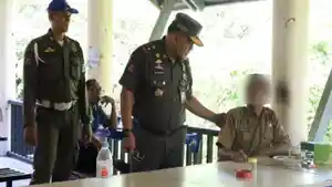 Kasatpol-PP-Gresik-AH-Sinaga-tengah-menepuk-pundak.jpg