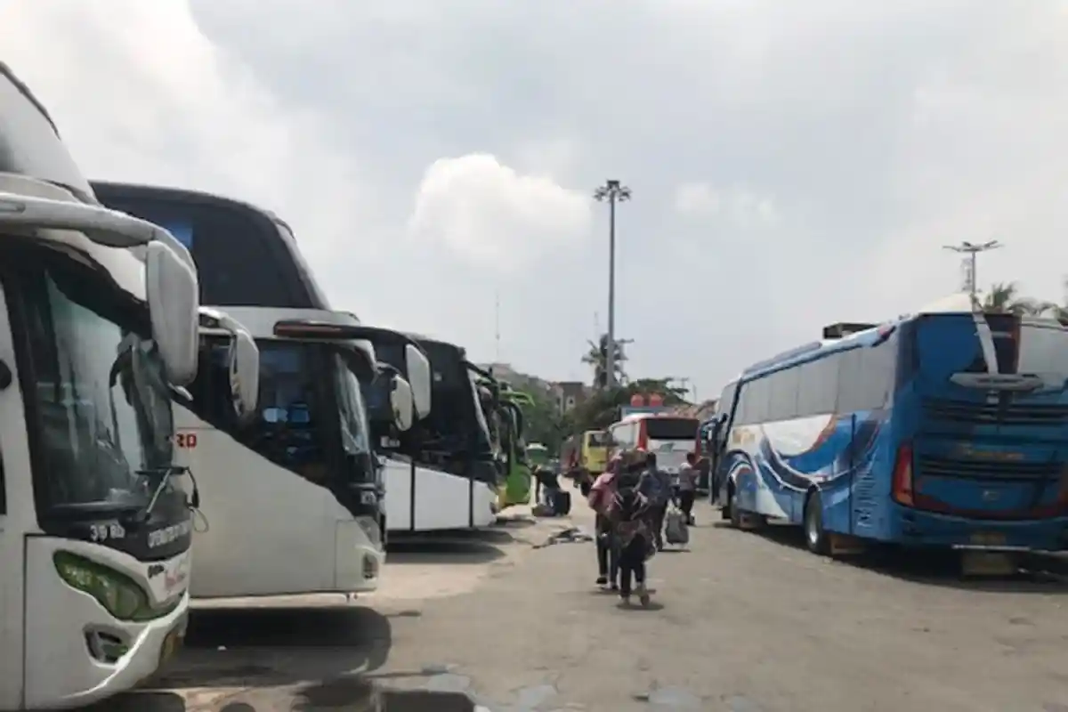 Tegal Lockdown, Bus dari Terminal Tanjung Priok Ngga Bisa Masuk Kota, Penumpang Turun di Pinggir Tol