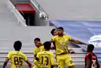 Pemain-Barito-Putera-Renan-Alves-duel-bola-udara-dengan-pemain-Persipura-Jayapura.jpg