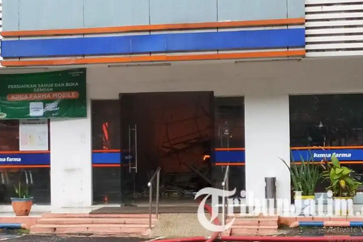 Api Mengamuk, Atap Bangunan Apotek Kimia Farma Surabaya yang Terbakar Mulai Ambruk