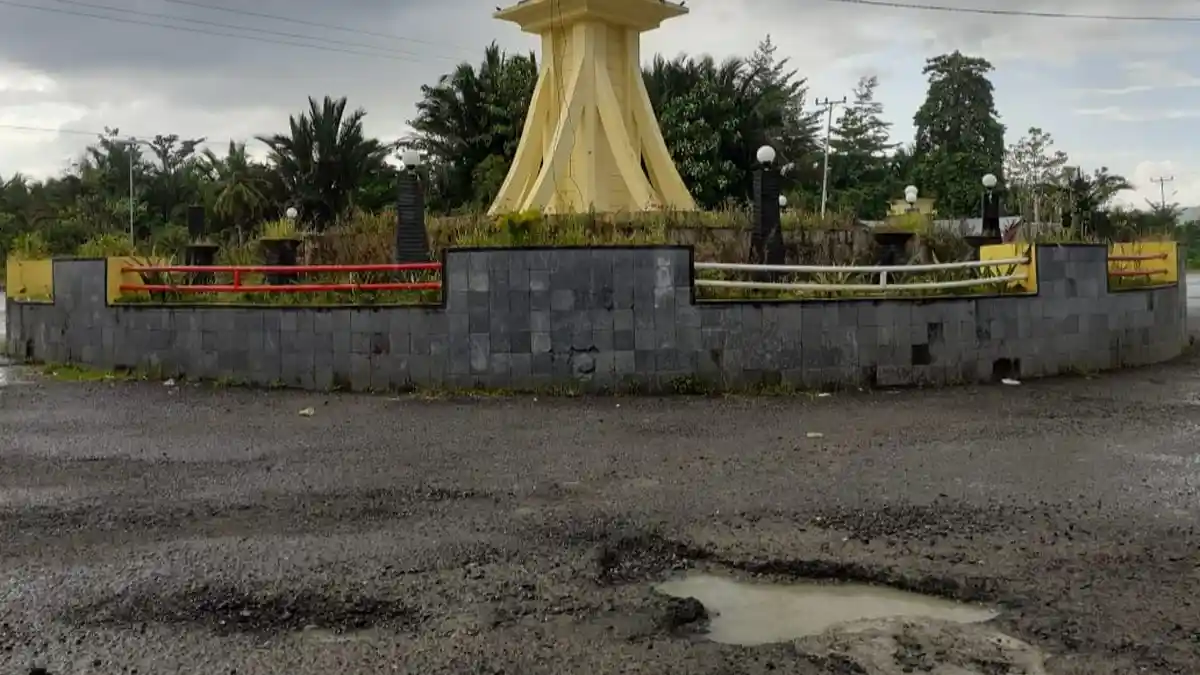 Lubang Besar di Tugu Ina Ama Sering Bikin Kaget, Pengendara Patut Berhati-hati 