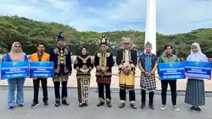 Peringati-Hardiknas-2025-Pemprov-Sulawesi-Tenggara-Serahkan-Beasiswa-ke-Pelajar-hingga-Mahasiswa-S3.jpg