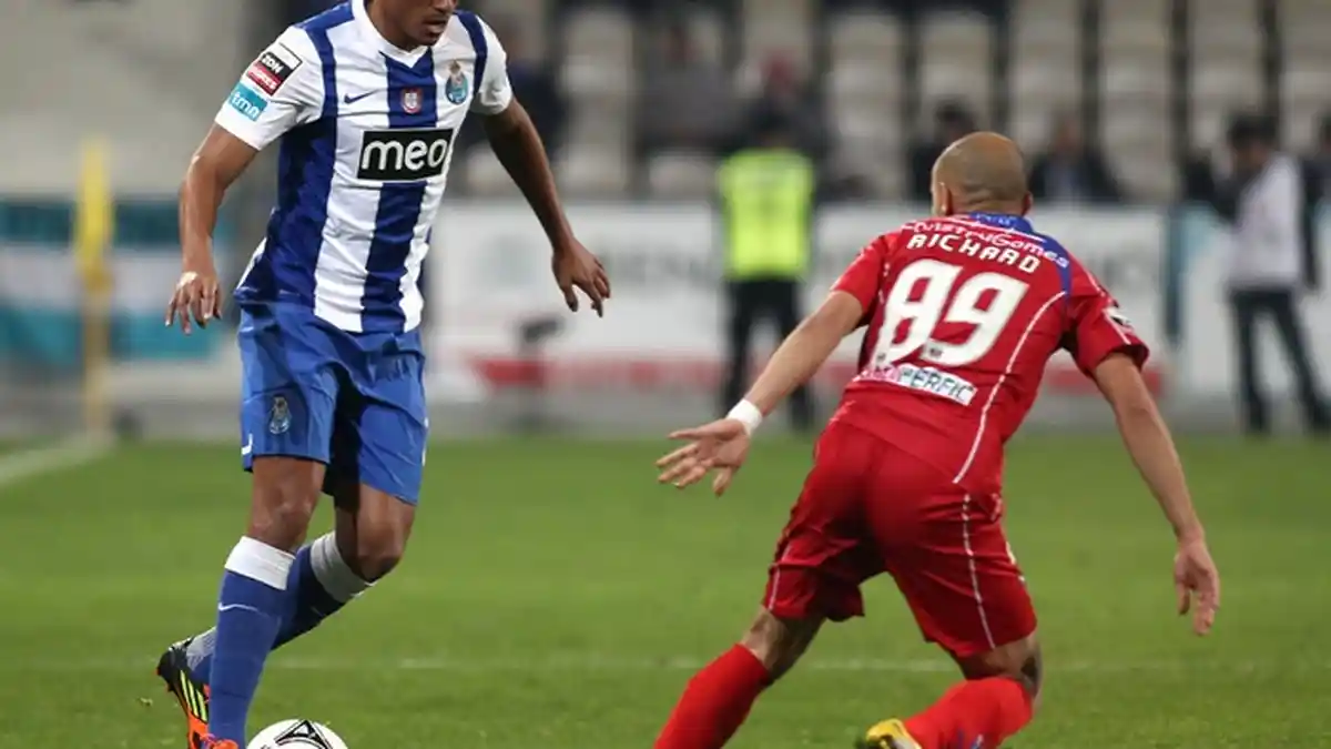 Danilo Calon Pengganti Daniel Alves di Barcelona