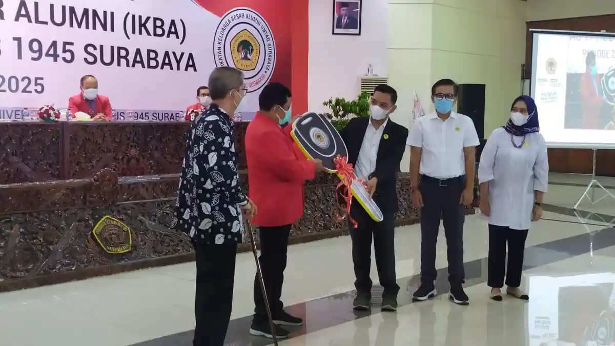 Pengurus Pusat IKBA Untag Donasikan Mobil Ambulans Khusus Covid-19