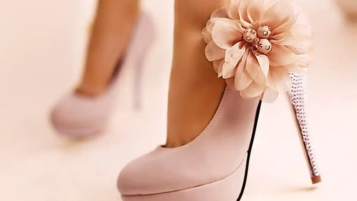 Pakai High Heels Seharian Picu Perkapuran Sendi