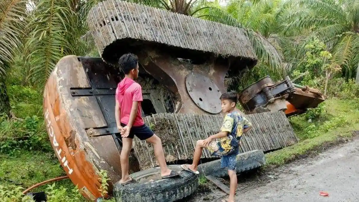 Belum Juga Diangkat, Beko Jatuh dari Trado Jadi Tononan Warga di Simeulue