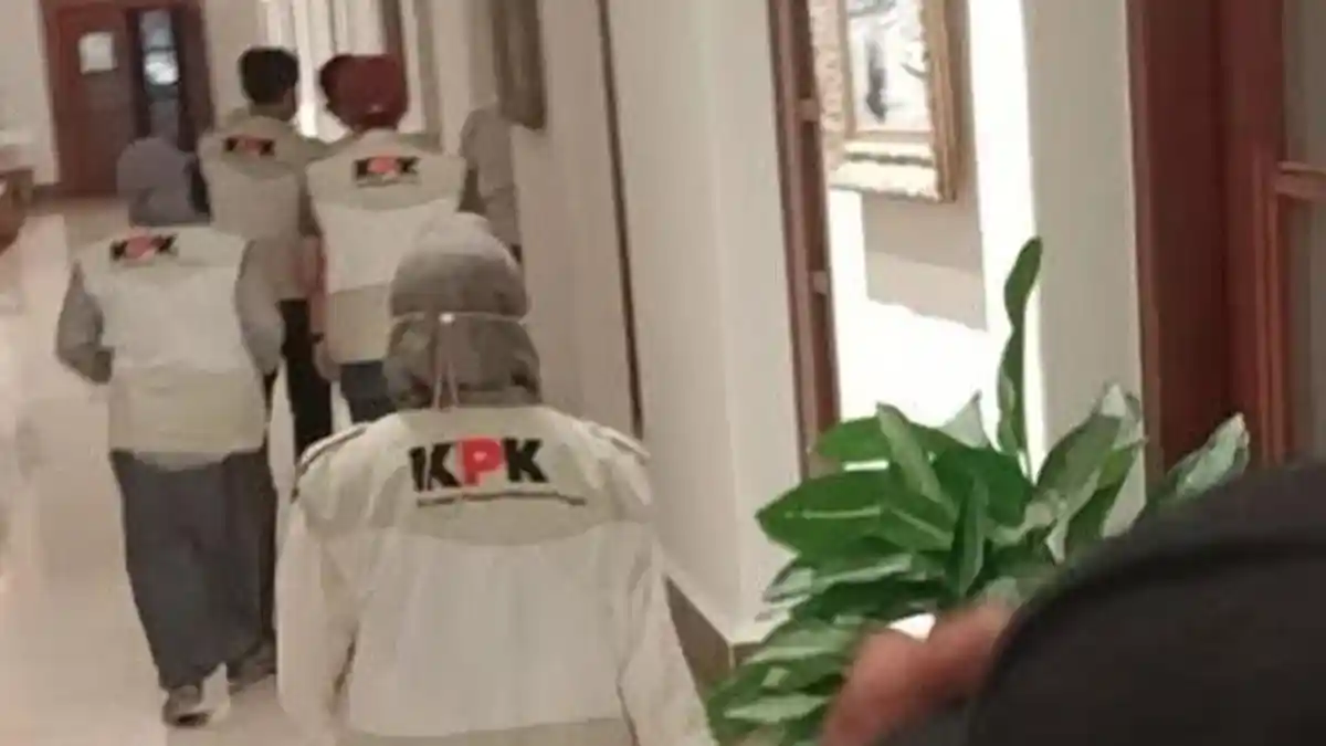 Gubernur Khofifah Buka Suara soal Ruangannya yang Digeledah KPK, Sebut Flash Disk di Ruang Sekdaprov