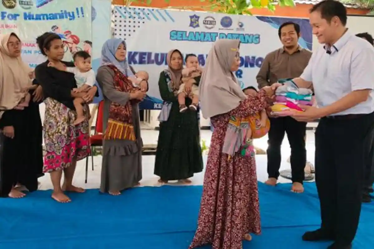 Peduli Lingkungan, Hipmi, Kadin dan Karang Taruna Surabaya Bagikan Popok Pakai Ulang