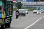 Sepeda Motor Lintasi Tol Kembangan