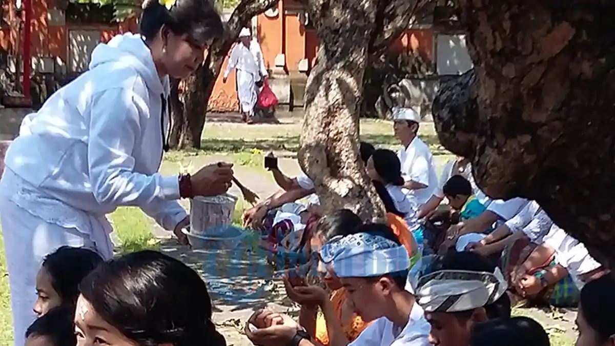 Pura Jagatnata Denpasar Diserbu Pamedek Rayakan Pagerwesi