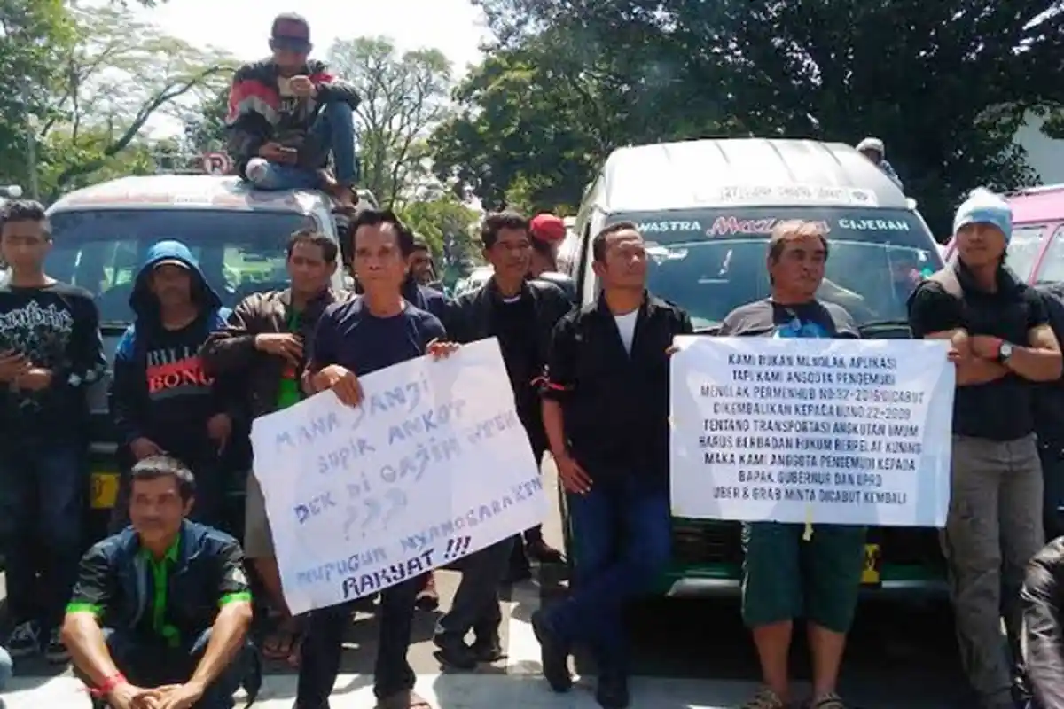 Angkot Mogok, Para Camat Bandung Jadi Sopir Dadakan!