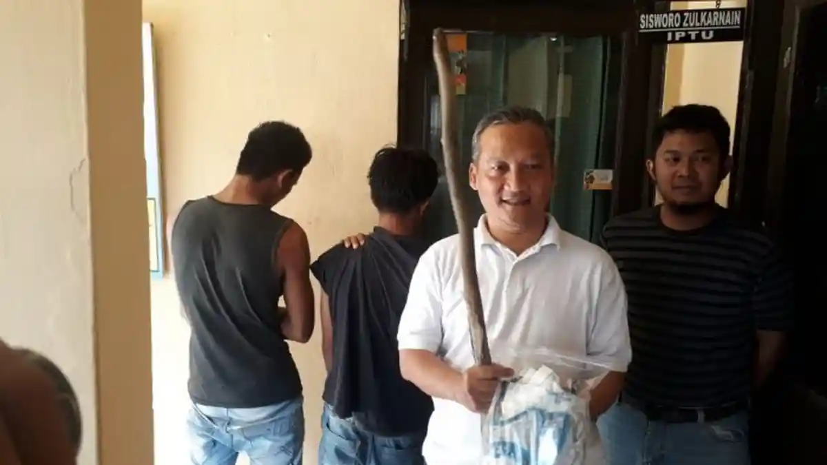 Suasana Romantis di Atas Motor Berubah Tegang, Pria Ini Relakan Kekasih Digilir Lelaki Lain