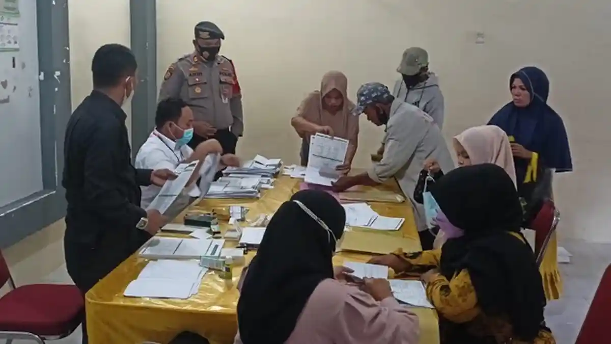 Terdakwa Minta Pinjam Senjata pada 3 Teman Sidang Kasus Penembakan Eks Kombatan GAM - petugas-medis-rsu-cut-meutia-aceh-utara-memvisum-terhadap-jasad-m-yusuf-alias-buraq-eks-kombatan-gam.jpg