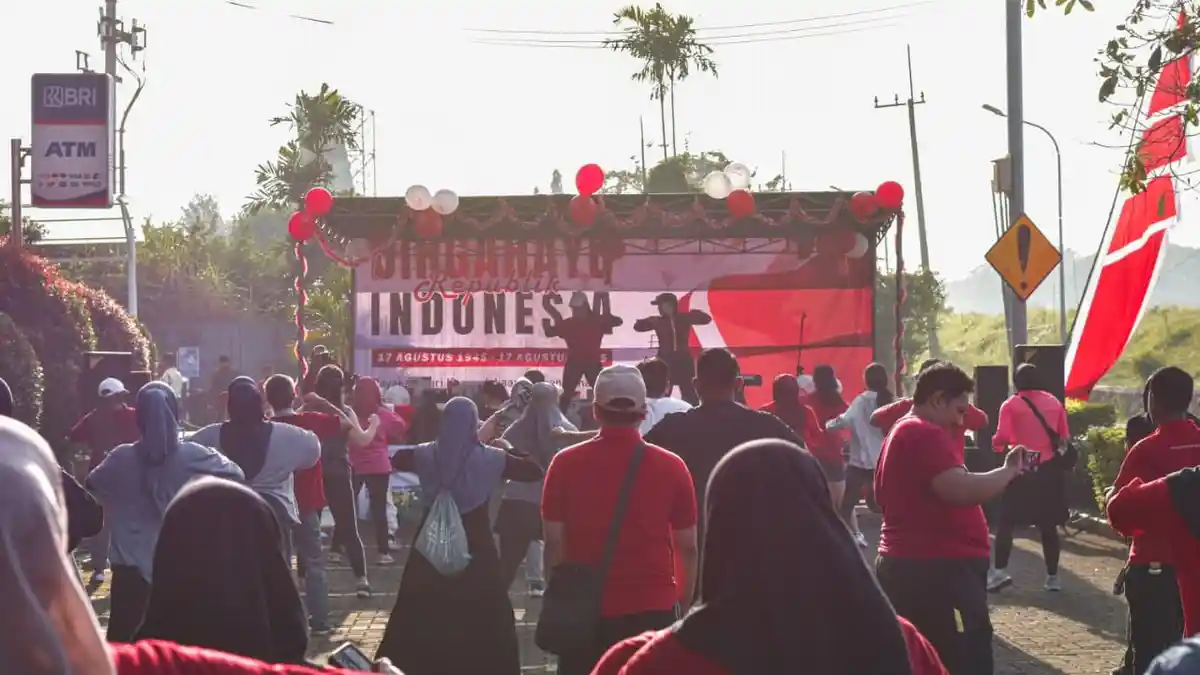 Semangat Kemerdekaan, Eratkan Silaturahmi Warga Apartemen Bale Hinggil Surabaya Lewat Senam Sehat