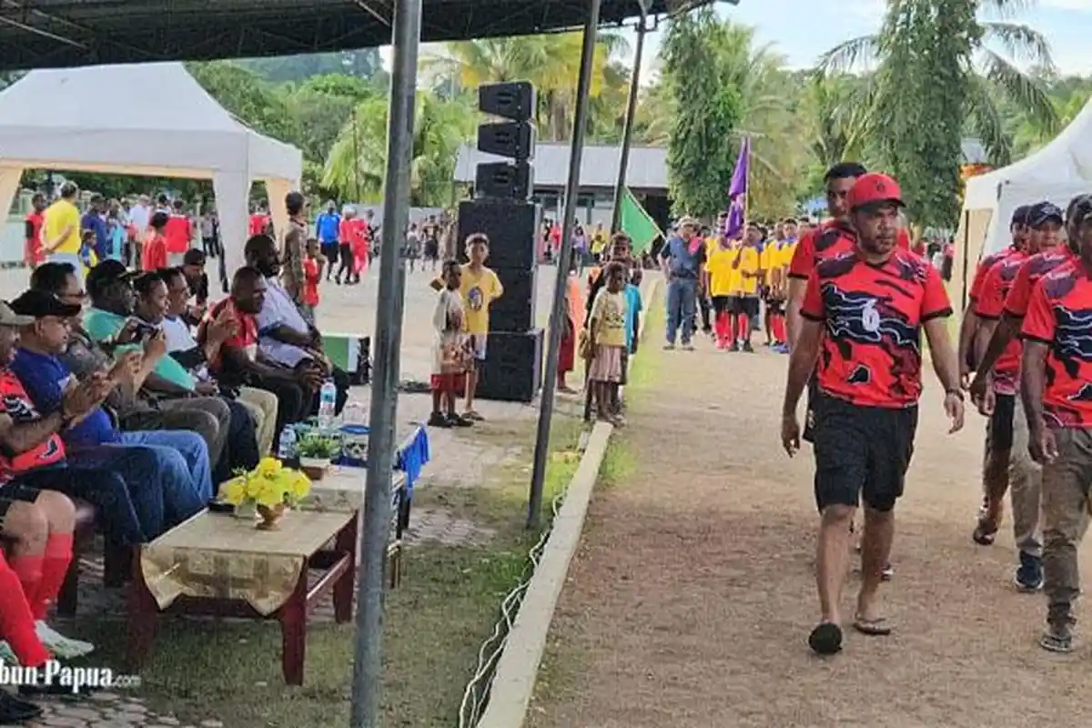 Pemkab Nabire Turunkan Puluhan Personel Satpol-PP Amankan Turnamen Sepakbola antar Distrik