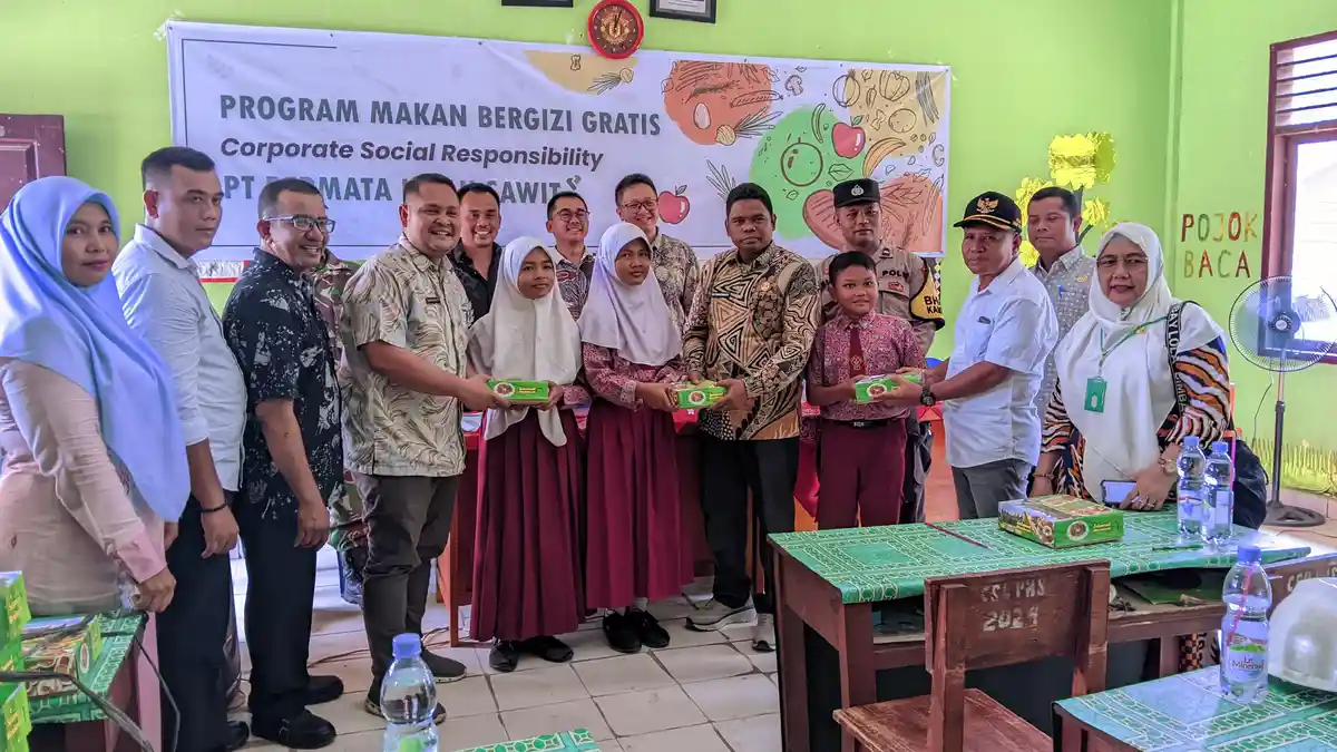 Bhabinkamtibmas Polsek Sosa Palas Dampingi Pemberian Makanan Bergizi Gratis untuk Pelajar