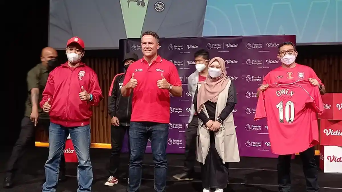 Penggemar Liverpool Asal Bogor Dapat Tanda Tangan Michael Owen di atas Jersey Steven Gerrard