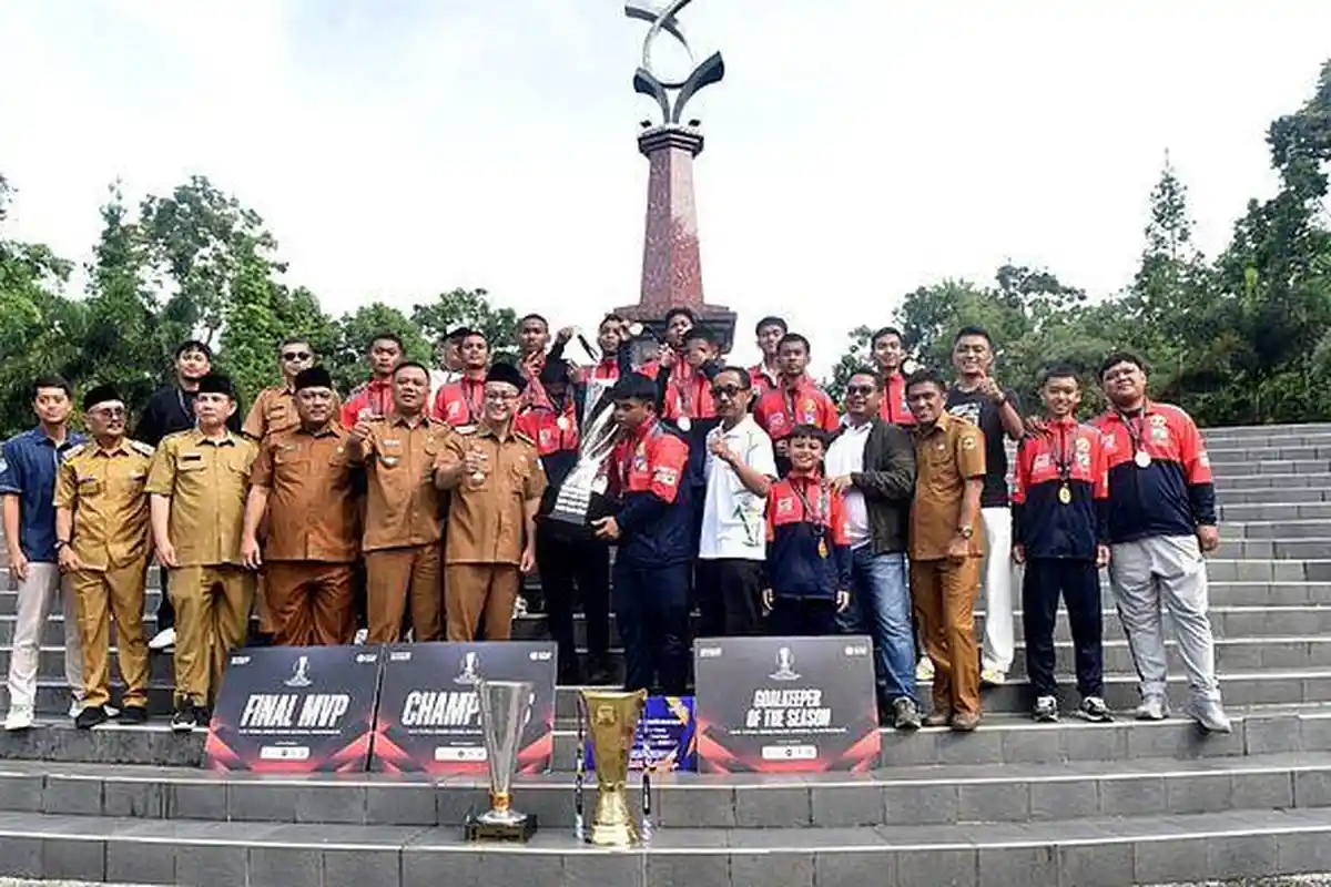 Bupati Tasikmalaya Beri Kadeudeuh ke Pemain Futsal SMKN Bantarkalong yang Raih Juara Nasional 2025