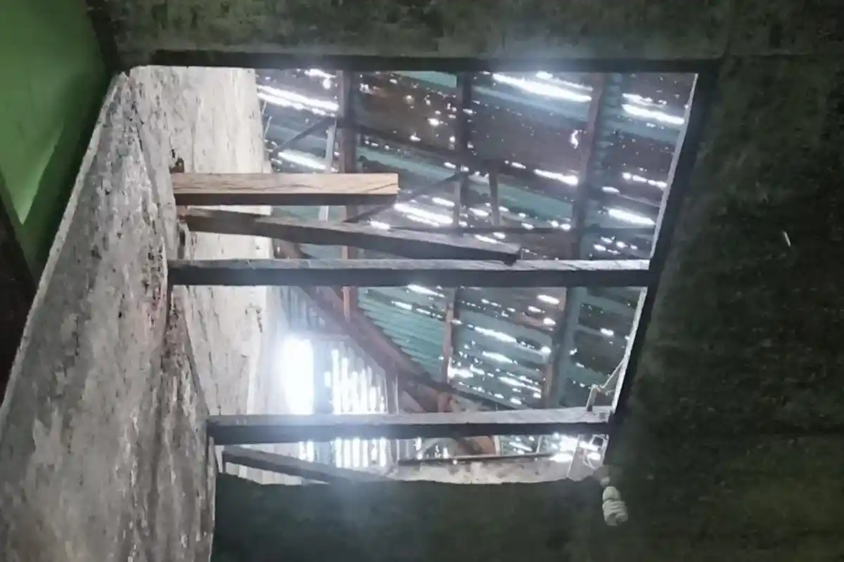 Meski Atap Puskesmas Boganatar Sikka NTT Rusak, Petugas Tetap Melayani Pasien 