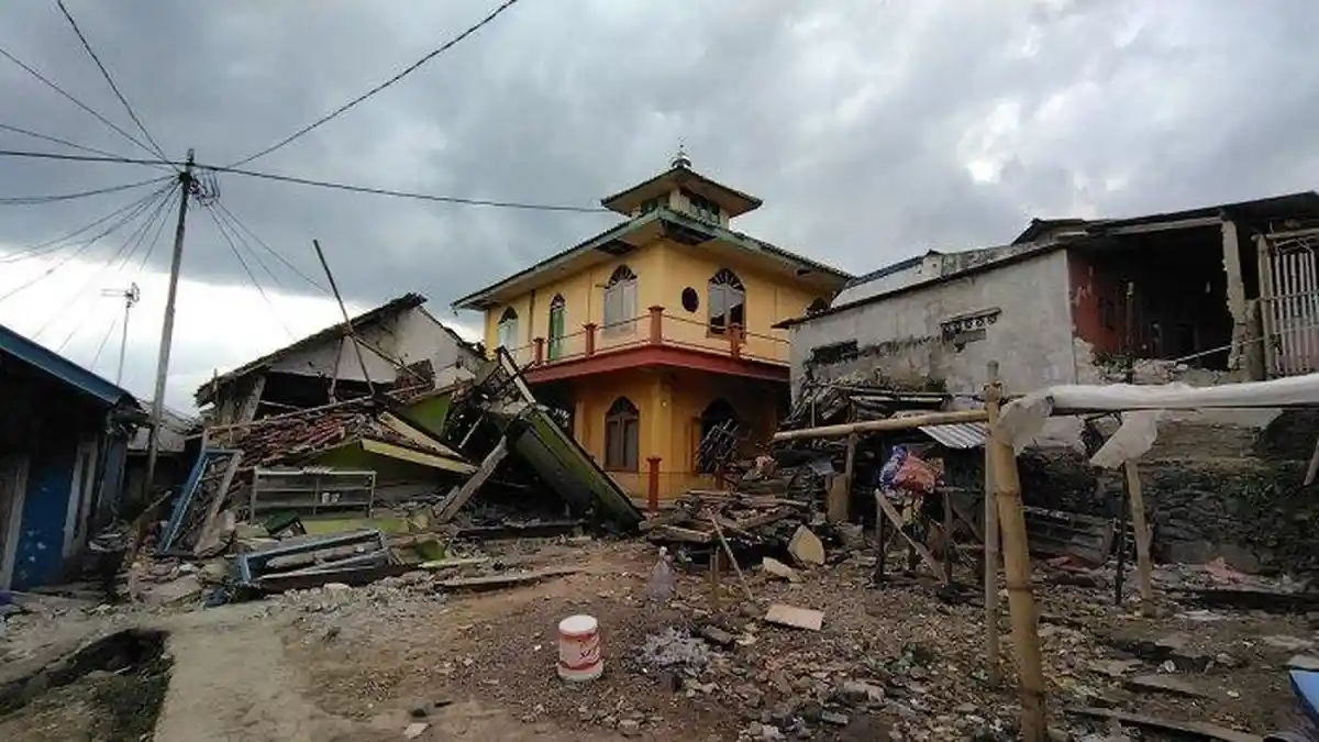 Rumah Warga Pada Hancur, Masjid di Desa Cibeureum Ini Tegak Berdiri Dihantam Gempa Cianjur