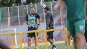 Pelatih-anyar-Persebaya-Josep-Gombau-berkomunikasi-dengan-asisten-pelatih-Uston-Nawawi.jpg