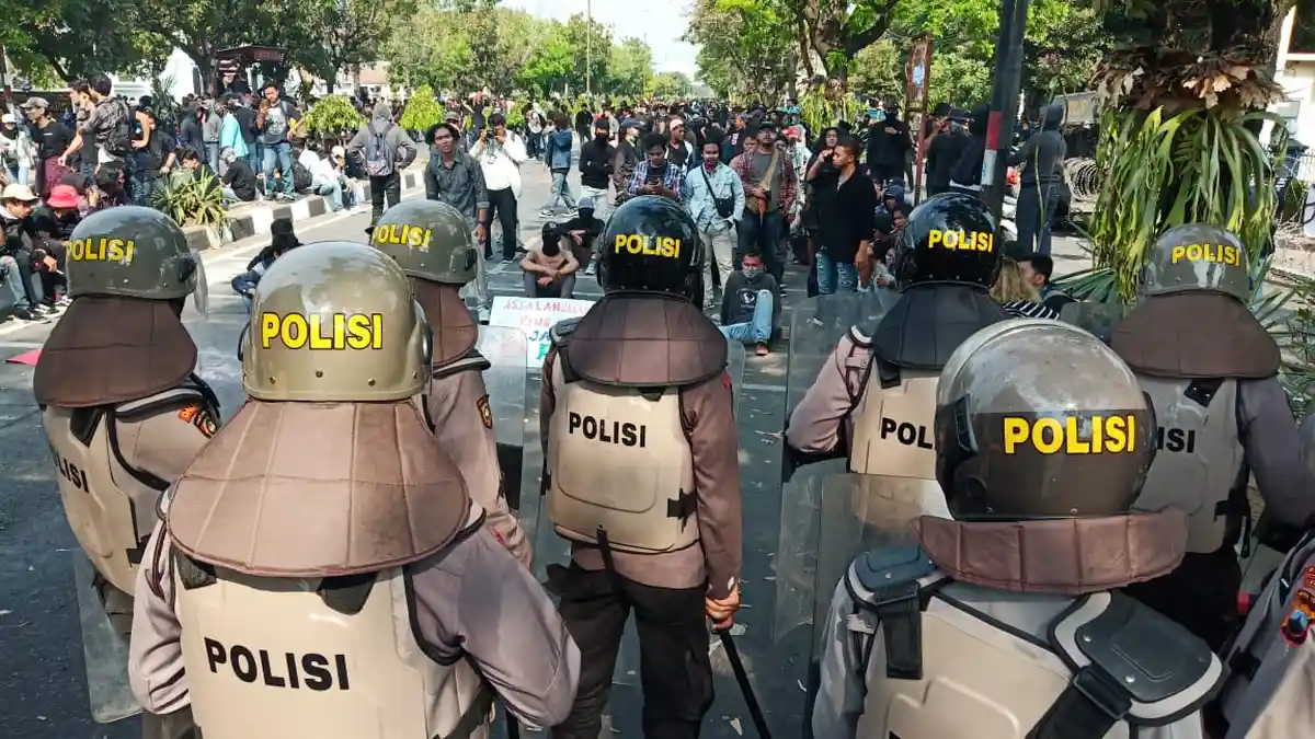 Demonstran #BengawanMelawan Masih Bertahan di Depan DPRD Solo, Tonton Videonya