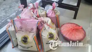 Beras-CSR-PT-Smelting-Gresik-di-Balai-Desa-Roomo-Gresik-ilustrasi-beras-csr-pt-smelting.jpg