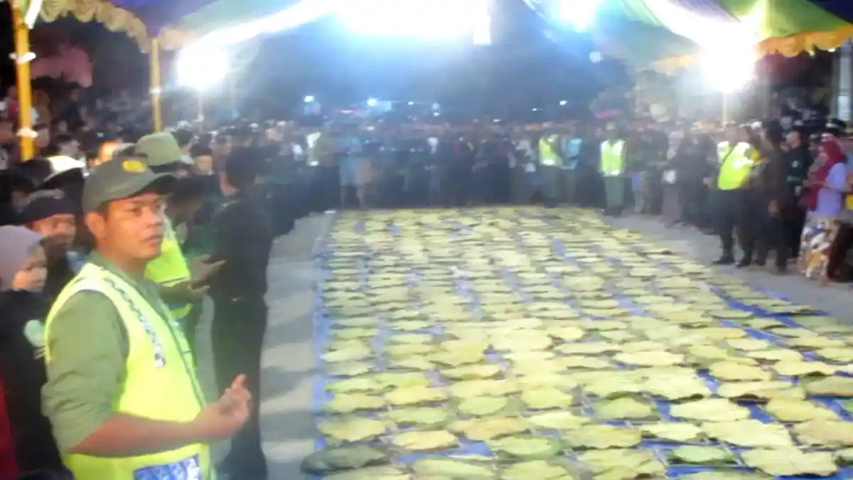 Malam Takbiran Iduladha di Kadilangu Demak, Warga Rebutan Nasi Ancak
