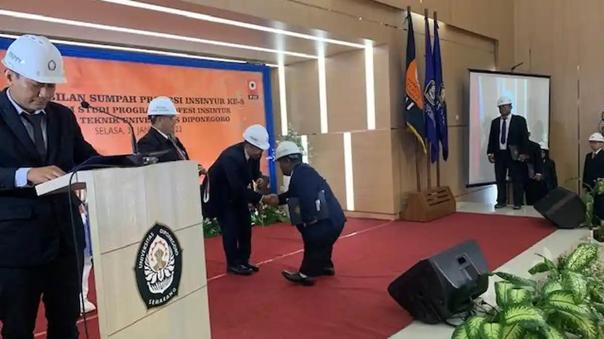131 Wisudawan Ikuti Pengambilan Sumpah Insinyur di FT Undip Semarang