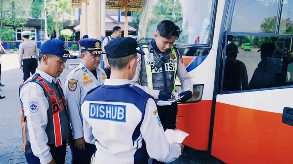 Ramp Check di Terminal Bunder Gresik, Petugas Temukan 2 Bus Langgar Aturan