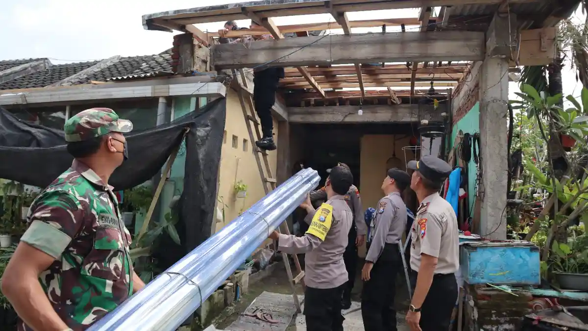 Puting Beliung Terjang Pakisaji Malang, 25 Rumah Rusak, Sebagian Besar Kena Bagian Atap