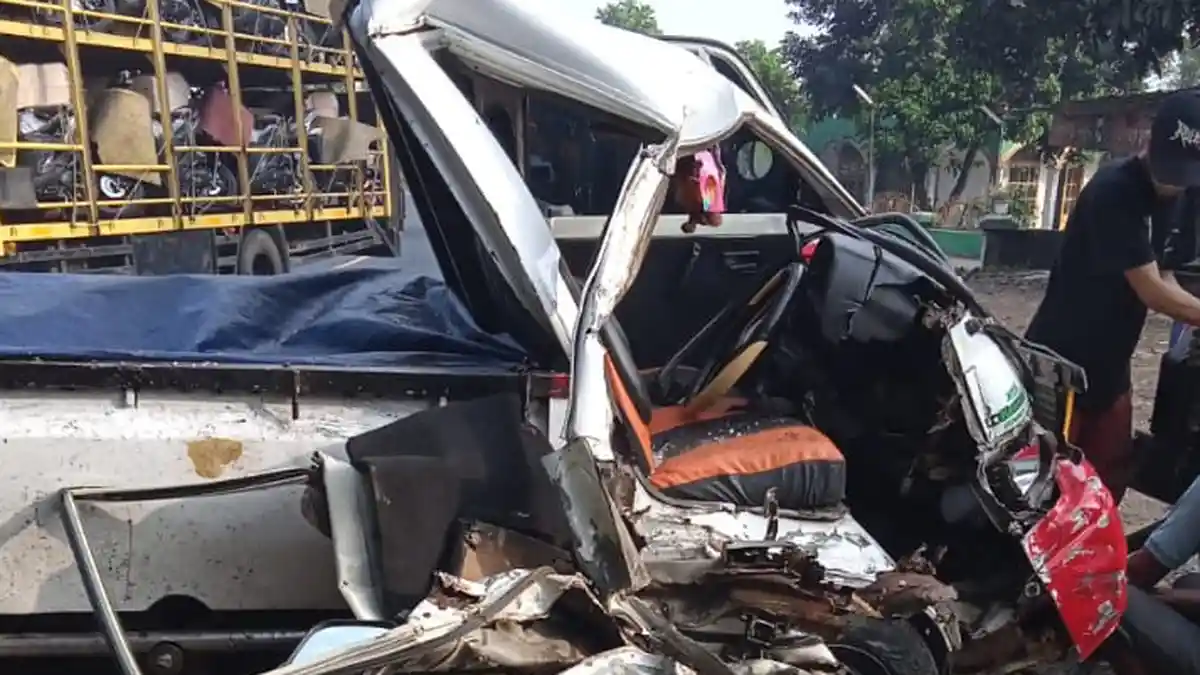 Hilang Kendali, Mobil Pikap Tabrak Mobil Barang di Malangbong Garut, Sopir Luka Berat