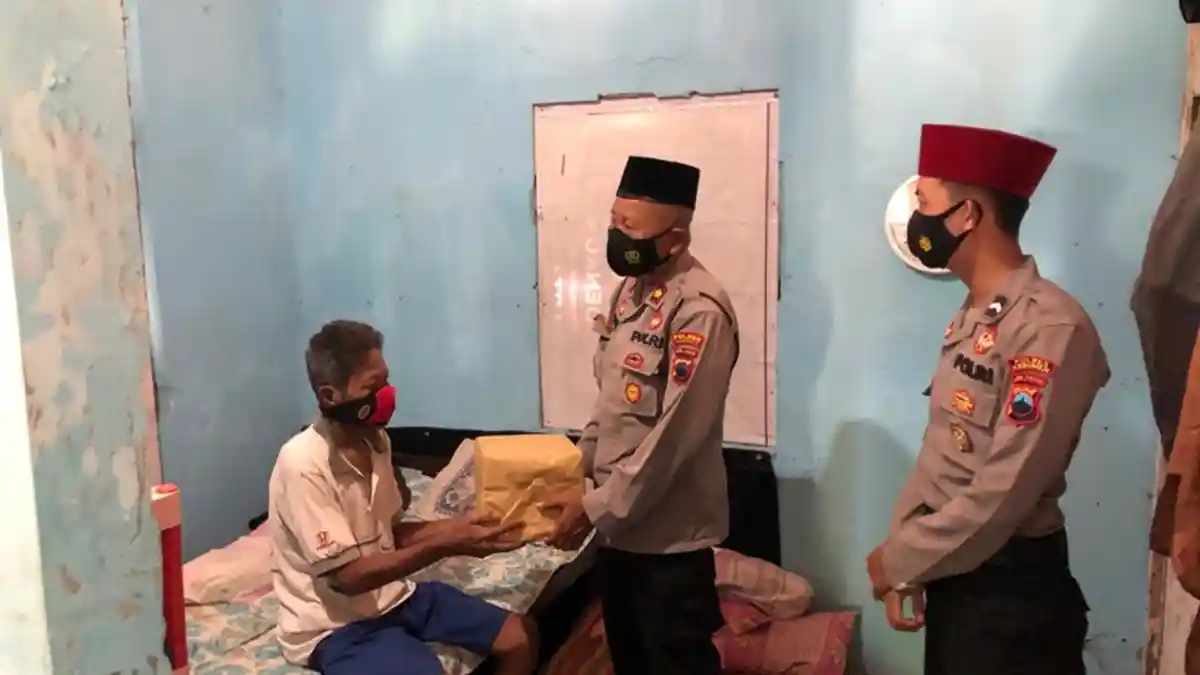 Ini Kegiatan Polres Kebumen Selama Ramadan: Bagi Takjil Hingga Sambangi Warga yang Sakit