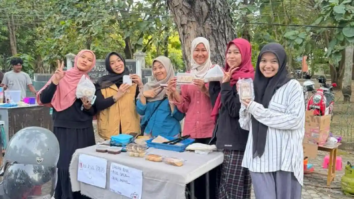 Asah Jiwa Wirausaha di Bulan Ramadhan, Mahasiswi USK dan UIN Buka Lapak Takjil di Kopelma Darussalam