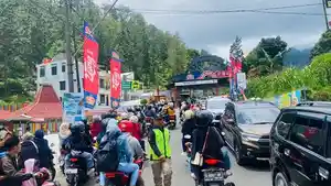 ATUR-KEPADATAN-PENGUNJUNG-Seorang-Satgas-Objek-Wisata-Guci-Kabupat.jpg