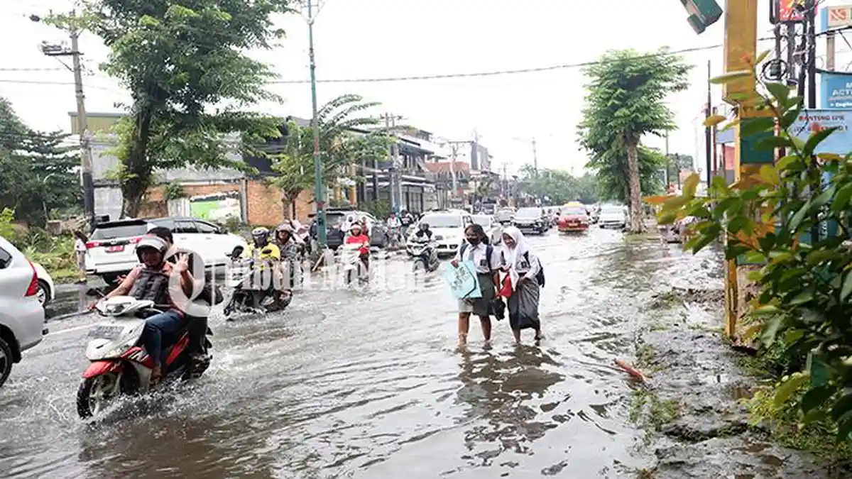 Berita Foto: Kadis SDABMBK Minta Maaf, Parit Dikorek Sana-sini, Kota Medan Tenggelam Akibat Banjir - 04092023_TERJANG-BANJIR_ABDAN-SYAKURO-1.jpg