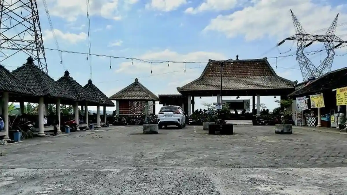 Sentra Kuliner “Teras Gunung”: UMKM Binaan PLN yang Berada di Bawah SUTET