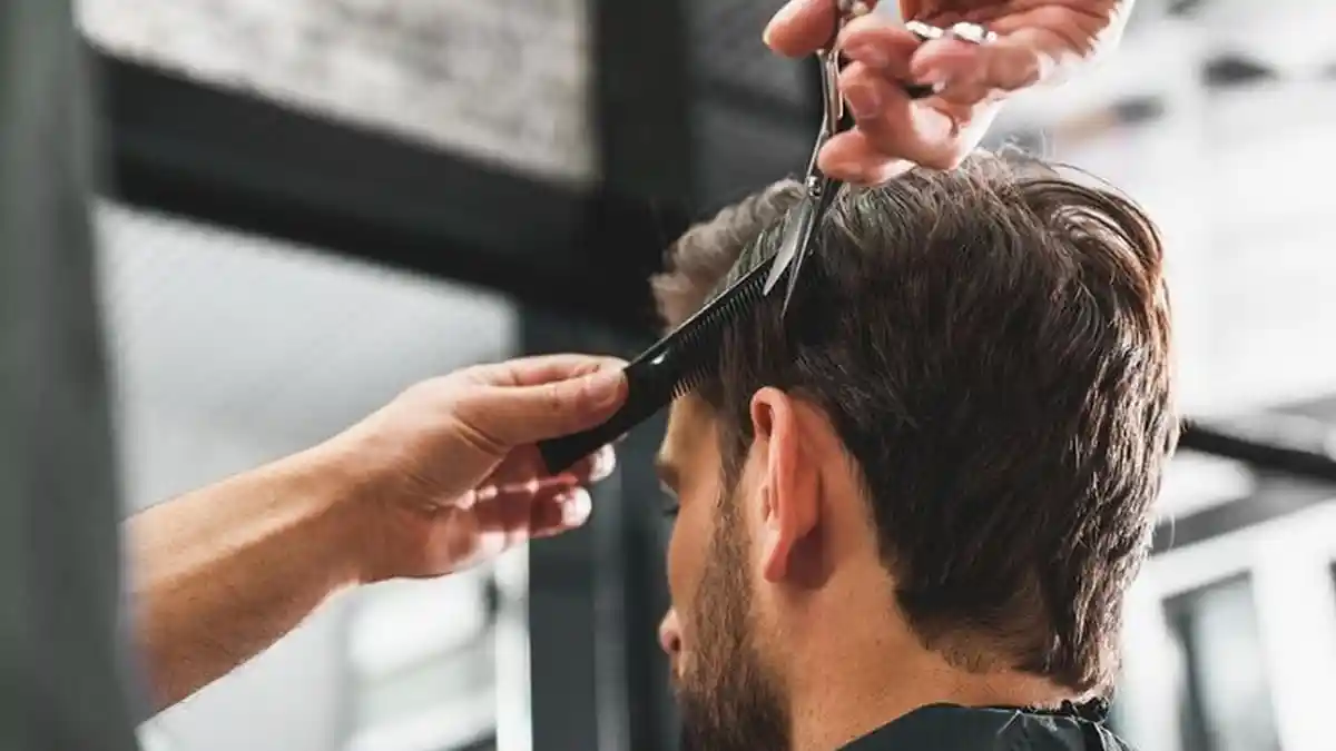 7 Arti Mimpi Memotong Rambut, Kekecewaan hingga Sesuatu yang Berharga