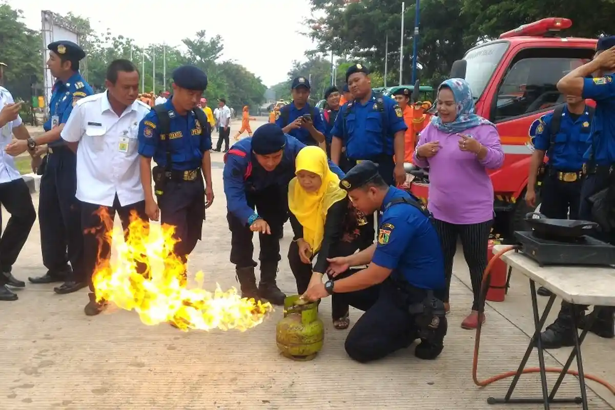 Ikut Simulasi Penanganan Kebocoran Gas LPG, Wakil Wali Kota Jakut Padamkan Api Pakai Satu Jari 