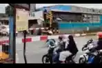 video-detik-detik-ibu-ibu-lolos-dari-maut-nyaris-tertabrak-kereta-api.jpg