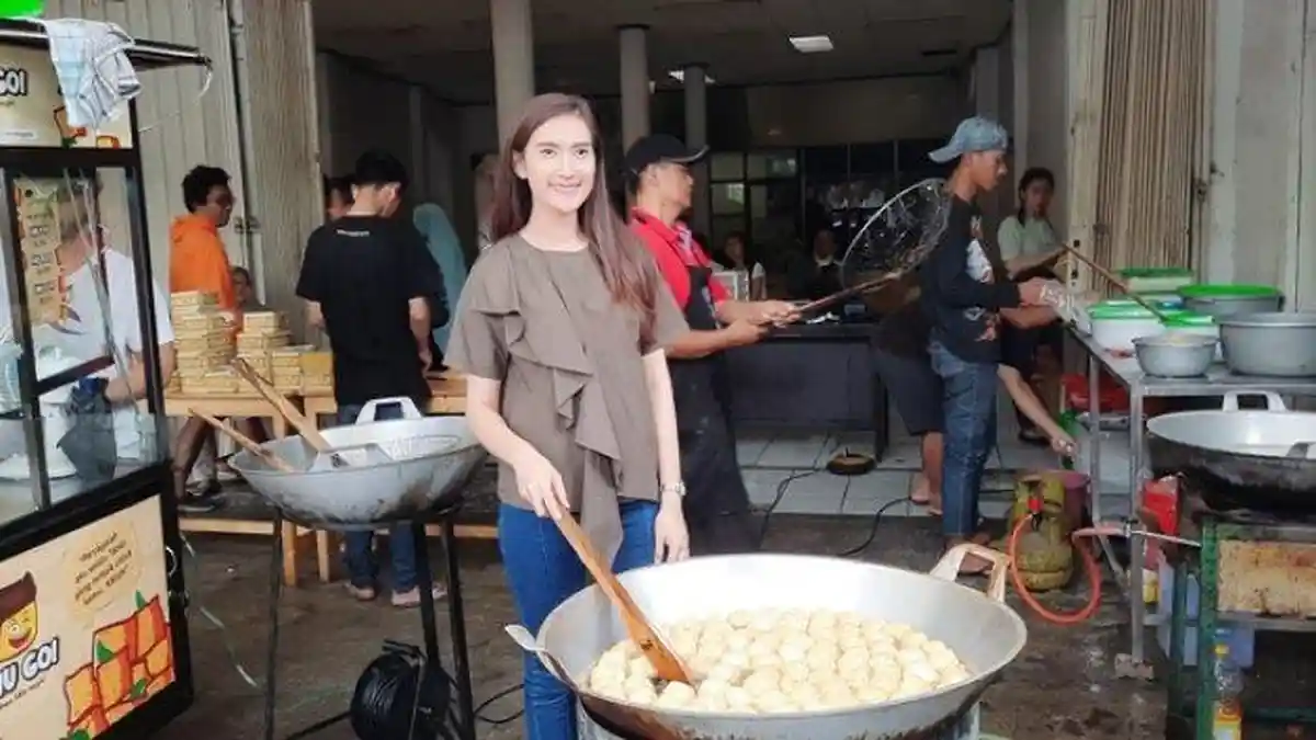 CANTIKNYA Amanda Nurani, Penjual Tahu Berparas Cantik, Lulusan S2 dan Ogah Kerja di Tempat Ini