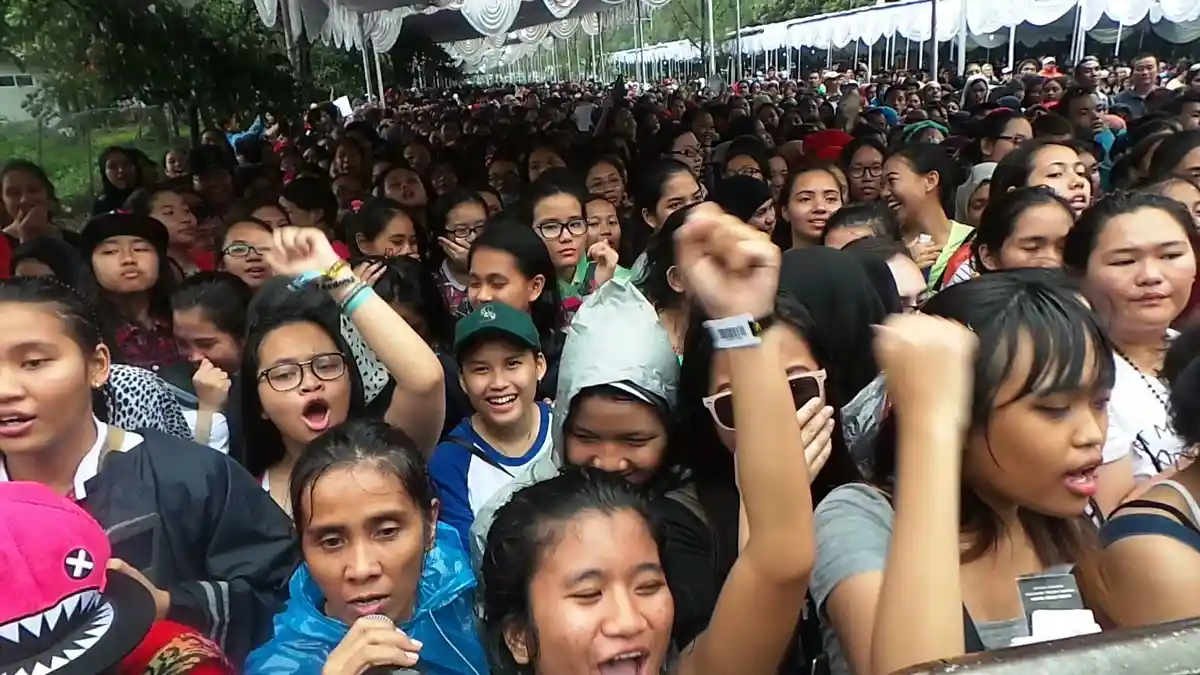 Kisah Para Orangtua yang Ikut Dibikin Repot Demi Keinginan Anak Nonton One Direction