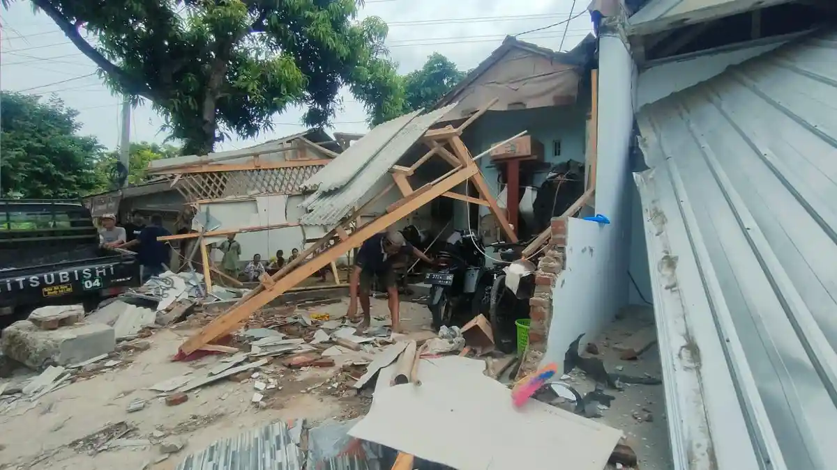 Mobil L300 Tabrak Dua Rumah Sekaligus di Padaherang Pangandaran, Diduga Sopir Ngantuk