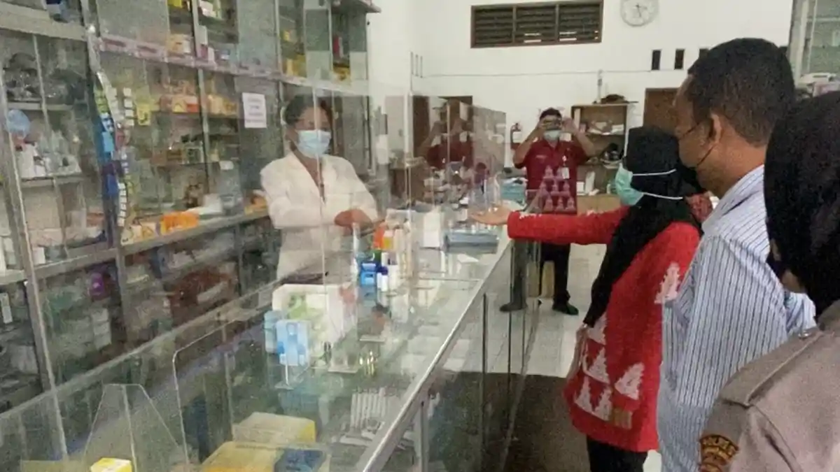 Apotek Pasang Rambu Tak Jual Obat Sirop Dilarang BPOM, Dwi Syaiful Memonitor Terus