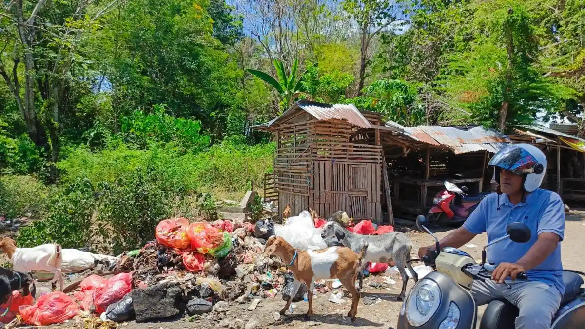 Tumpukan Sampah Sambut Pengunjung Pasar Sentral Sinjai