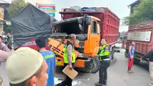 Penyebab-Tabrakan-Beruntun-4-Kendaraan-di-Mojokerto-Terungkap-Sigra-Vs-Tronton-dan-Motor.jpg