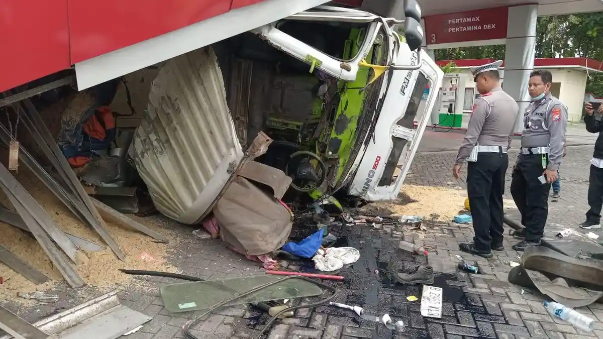 Kecelakaan di Ngawi,Truk Tronton Tabrak SPBU dan Warung, Diduga Oleng saat Melewati Jalan Menurun
