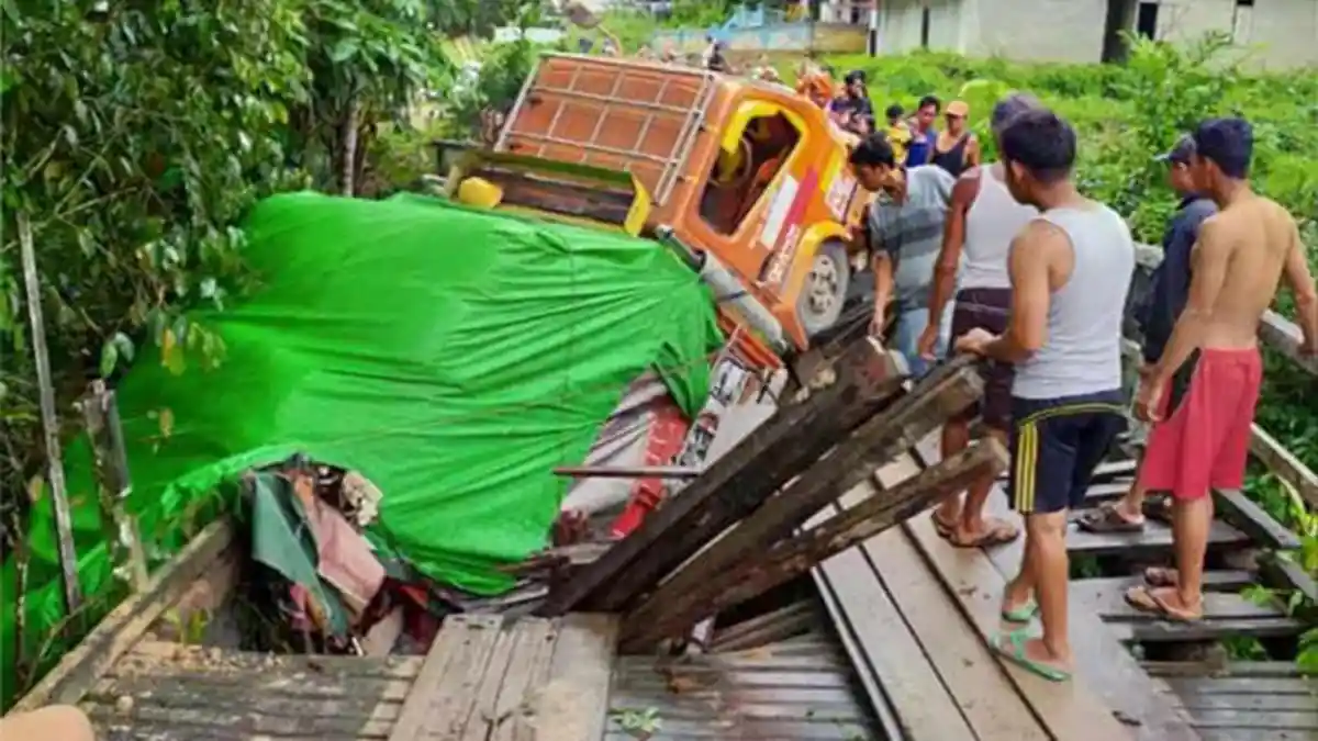 Truk Amblas saat Melintas di Jembatan Sungai Kancai Sintang, Sopir Selamat!