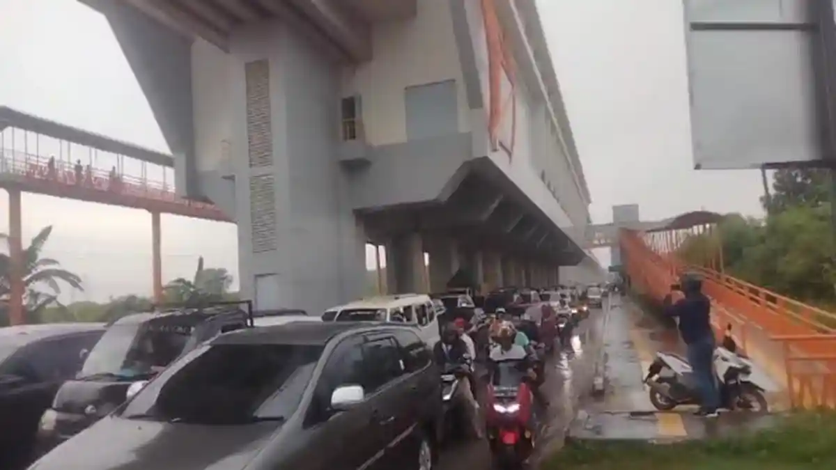 Macet di Kawasan Jakabaring, Roda Empat dan Roda Dua Jalan Merayap
