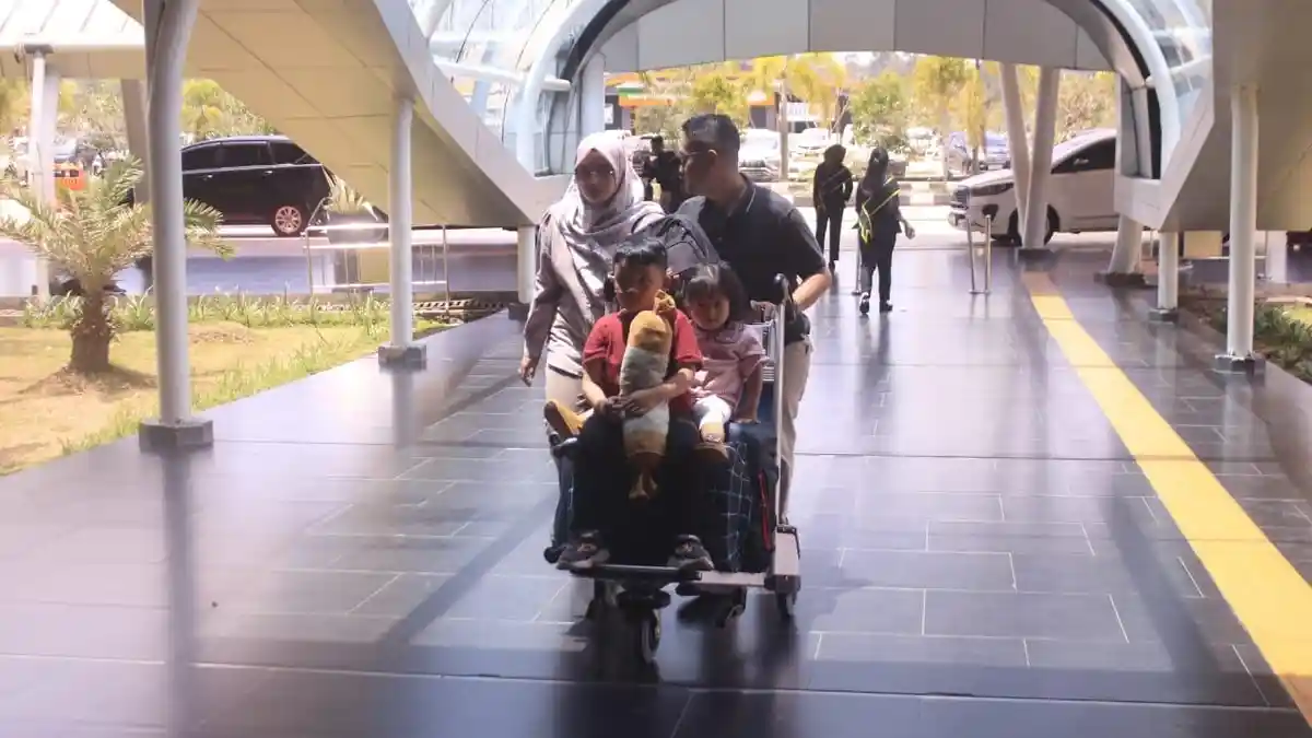 Sopir Bandara Larang Penumpang Naik Mobil Lain, Manajemen Bandara APT Pranoto: Ada Aturannya